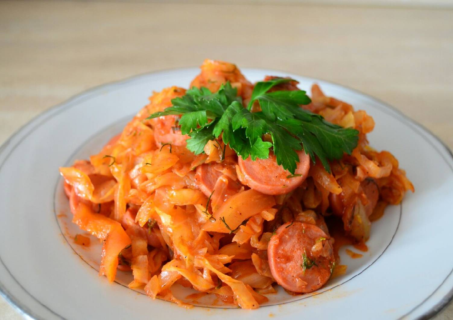 Кваленная тушеная капуста. Тушёная капуста с сосисками на сковороде. Капуста квашеная с сосисками тушеная на сковороде. Квашеная капуста тушеная с сосисками. Капуста квашеная с сосисками тушеная на сковороде.